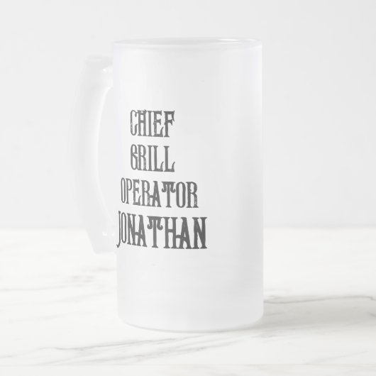 Funny Personalized Dad Club Chief Grill Operator Matglas Bierpul (Voorkant links)