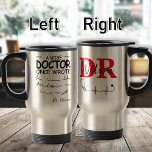 Funny Personalized Doctor grappig doctor gezegde Reisbeker<br><div class="desc">Een wijze dokter schreef ooit. Grappig doktersontwerp voor humor zoals een kinderarts, chirurg, dermatoloog, cardioloog, arts of arts. Ook voor een student geneeskunde. Afstuderen Een ontwerp voor een medicijnenschool of een student die er trots op is om een dokter te zijn. Geweldig voor je vriend die slecht handschrift heeft. 1...</div>