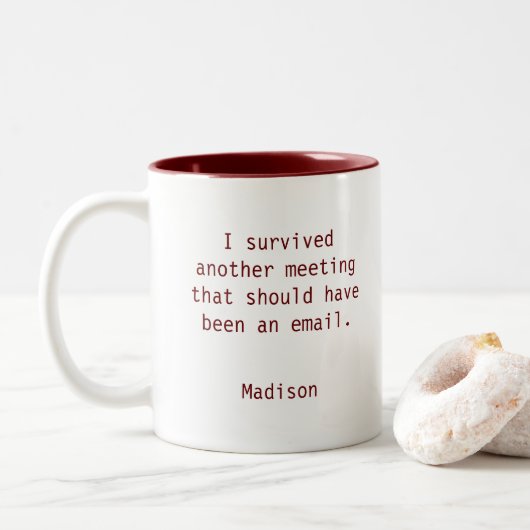 Funny Personalized I Survived Kantoor Meeting Tweekleurige Koffiemok (Met donut)