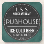 Funny Personalized Pubhouse Chalkboard Sign Sign Bier Onderzetter<br><div class="desc">Deze grappige gepersonaliseerde bar onderzetter maakt de perfecte bruiloft of verjaardagscadeau voor bierliefhebbers! Voeg de eerste initialen en achternaam van de groom & bride of van de man & vrouw toe, en het jaar dat ze een echtpaar werden of met creëer getrouwd werden, een unieke kluift die zeker nog jarenlang...</div>