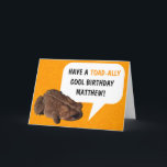 Funny Personalized Toad-Ally Cool Birthday Kaart<br><div class="desc">Deze verjaardagskaart heeft een paar symbolisch coole puns,  een leuke foto van vandaag,  een heldere oranje achtergrond en het beste van alles is klaar om gepersonaliseerd te worden met de naam van uw ontvanger. Het is perfect voor fans van padden,  kikkers en andere wilde dieren.</div>