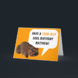 Funny Personalized Toad-Ally Cool Birthday Kaart<br><div class="desc">Deze verjaardagskaart heeft een paar symbolisch coole puns,  een leuke foto van vandaag,  een heldere oranje achtergrond en het beste van alles is klaar om gepersonaliseerd te worden met de naam van uw ontvanger. Het is perfect voor fans van padden,  kikkers en andere wilde dieren.</div>