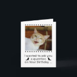 Funny Photo Cat Dog Pet Birthday Kaart<br><div class="desc">Geef deze verjaardagskaart aan de kattenmoeders, kattenvaders en kattenliefhebbers in je leven, met een foto van het kat op een witte achtergrond op de cover, en de bijtende tekst: ik wilde je een vraag stellen op je verjaardag... met een versierd pootje en zwarte kattensilhouetten. Open de kaart om de tekst...</div>