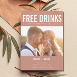 Funny Photo Free Drinken Wedding Save the Date<br><div class="desc">De grappige bruiloft slaat de datumkaarten op in een moderne foto met een tekstontwerp dat "Vrije drinken en een bruiloft aan de zijkant" staat. Pas de voor- en achterzijde van de kaart aan met uw gegevens. Als u een verticale foto hebt, gewas alvorens voor beste resultaten te uploaden. Hulp nodig...</div>