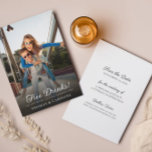 Funny Photo Save the Date Wedding Announounding Kaart<br><div class="desc">Deze grappige vooraankondiging is de perfecte manier om je aanstaande bruiloft aan te kondigen. Alle tekst op de voor- en achterzijde kan worden aangepast. Voeg een leuke foto van het verloving voor de perfecte sparen-de-datumaankondiging toe.</div>
