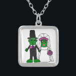 Funny Pickle Bride en Groom Wedding Art Zilver Vergulden Ketting<br><div class="desc">Geweldige leuke bruid en groom pickle bruiloft origineel kunstontwerp.  Kan douanetekst ook toevoegen en achtergrondkleur veranderen wanneer het opdracht geven tot van.</div>