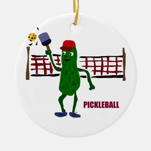 Funny Pickle die Pickleball speelt met Net Art Keramisch Ornament (Voorkant)
