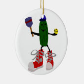 Funny Pickle Holding Pickleball en Paddle Keramisch Ornament (Rechts)