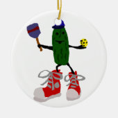Funny Pickle Holding Pickleball en Paddle Keramisch Ornament (Voorkant)