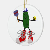 Funny Pickle Holding Pickleball en Paddle Keramisch Ornament (Links)