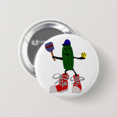 Funny Pickle Holding Pickleball en Paddle Ronde Button 5,7 Cm (Voorkant /achterkant)