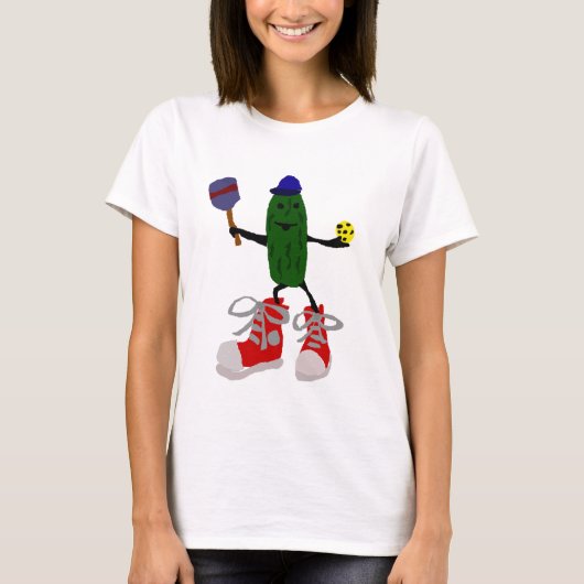 Funny Pickle Holding Pickleball en Paddle T-shirt (Voorkant)