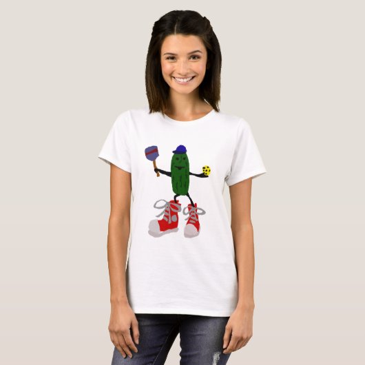 Funny Pickle Holding Pickleball en Paddle T-shirt (Voorkant volledig)