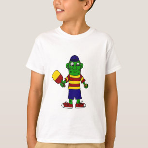 Funny Pickle Holding Pickleball Paddle en Ball T-shirt