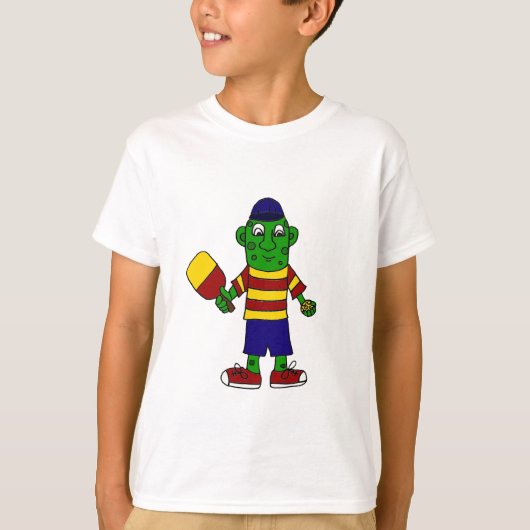 Funny Pickle Holding Pickleball Paddle en Ball T-shirt (Voorkant)