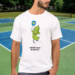 Funny Pickle Pickleball Custom Text T-shirt<br><div class="desc">Het perfecte shirt voor een pickleball fanaticus. Het ontwerp is voorzien van een pekeltje dat met pickleball speelt. Voeg douanetekst toe om te personaliseren of te schrappen.</div>