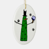 Funny Pickle Snowman Holding Pickleball Paddle Keramisch Ornament (Rechts)