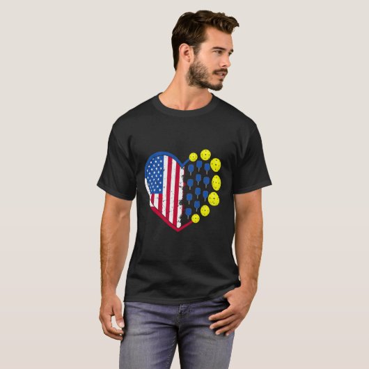 Funny Pickleball Ball met American Flag Heart 4th T-shirt (Voorkant volledig)