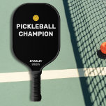 Funny Pickleball Champion Custom Text Name Pickleball Paddle<br><div class="desc">Je kent toch wel iemand die deze grappige paddle verdient met de tekst "Pickleball Champion". Het ontwerp kenmerkt Vette Witte tekst die tegen een zwarte achtergrond wordt geplaatst en door een gele pickleball wordt benadrukt (u kunt de achtergrondkleur gemakkelijk veranderen). Voeg 2 lijnen van douanetekst toe om te personaliseren -...</div>