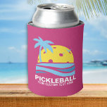 Funny Pickleball Palm Tree Sun Aangepaste tekst Ro Blikjeskoeler<br><div class="desc">Houd je drank koel met deze grappige koelbox met een pickleball "zon" omgeven door een tropische palmboom en blauwe oceaangolven. Maakt een geweldige cadeau voor pickleballspelers,  touringcars,  cluborganisatoren - of geef het uit als een prijs bij je volgende toernooi.</div>
