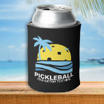 Funny Pickleball Palm Tree Sun Custom Text Black Blikjeskoeler<br><div class="desc">Houd je drank koel met deze grappige koelbox met een pickleball "zon" omgeven door een tropische palmboom en blauwe oceaangolven. Maakt een geweldige cadeau voor pickleballspelers,  touringcars,  cluborganisatoren - of geef het uit als een prijs bij je volgende toernooi.</div>