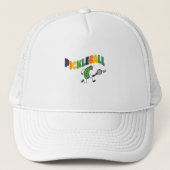 Funny Pickleball Pickle die Pickleball speelt Trucker Pet (Voorkant)