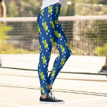 Funny Pickleball Pickle Holding Paddle en Ball Leggings<br><div class="desc">Al je picklebalvrienden zullen een lach krijgen uit deze Funny Pickleball-Leggings met een overvloed aan cartoon-pekelaars die 'mensen' houden die padels en ballen vasthouden. Ideaal voor rec-spelen of toernooi/match club-spelen - of perfect voor het dragen in de stad.</div>
