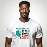 Funny Pickleball T-shirt<br><div class="desc">Grappige Introvert Pickleball kleding voor uw favoriete speler. Humoristisch citaat "Introvert maar bereid om pickleball te bespreken" is perfect voor het toevoegen van een beetje plezier op het pickleball-veld. Moderne typografie en retro kleuren.</div>