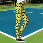 Funny Pickleball Yellow Ball en Black Sports Leggings<br><div class="desc">De perfecte leggings voor Pickleball enthousiastelingen! Een gele pekelbal is tegen een zwarte achtergrond geplaatst. Verander gemakkelijk de achtergrondkleur door op pas aan te klikken en dan aan de kleurenplukker te scrollen. Geweldig voor leuke pickleball games en wedstrijdspelen of gewoon rondhangen met je Pickleball vrienden.</div>