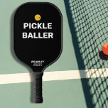 Funny Pickleballer - aangepaste tekstnaam Pickleball Paddle<br><div class="desc">Je wordt een hit op de rechtbank met een grappige paddle die "Pickle Baller" leest en gemarkeerd is met een gele pickleball. De Vette Witte tekst wordt geplaatst tegen een zwarte achtergrond maar u kunt de kleur gemakkelijk veranderen. Voeg 2 lijnen van douanetekst toe om te personaliseren - de clubnaam,...</div>