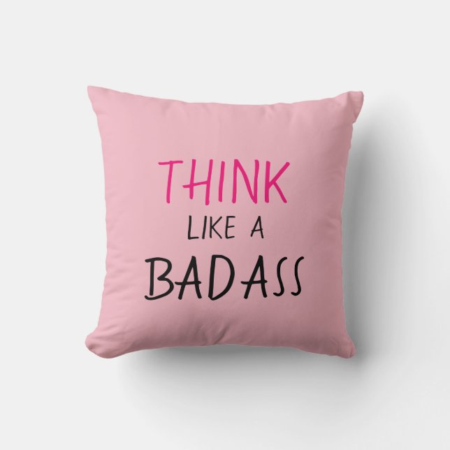 FUNNY PILLOW_GIRLY "DENK ALS EEN BADASS" KUSSEN (Voorkant)