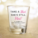 Funny Pink 30th Birthday Party Favor Shot Glas<br><div class="desc">Grappig roze en zwart,  "Neem een scheut,  ze is nog steeds warm",  een 30e verjaardagsfeestje. Voeg haar naam,  leeftijd en feestdatum toe.</div>