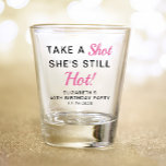 Funny Pink 40th Birthday Party Favor Shot Glas<br><div class="desc">Grappig roze en zwart,  "Neem een scheut,  ze is nog steeds warm" 40ste verjaardagsfeest voor filmglas. Geef haar naam,  leeftijd en feestdatum een persoonlijk tintje.</div>