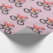 Funny Pink Flamingo Bird op Bicycle Cadeaupapier (Hoek)