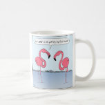 Funny Pink Flamingos Cartoon | Humoureuze nieuwhei Koffiemok<br><div class="desc">Roze flamingo cartoon koffie mok. "Voor één keer zet ik mijn voet neer!" Deze grappige koffie-mok is een geweldig cadeau voor mensen met een leuk gevoel voor humor.</div>