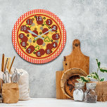 Funny Pizza Time Wall klok<br><div class="desc">Het perfecte cadeau voor elke pizzaliefhebber,  deze muurklok is voorzien van een heerlijke pizza op een klassieke rode gingham print die lijkt op tafelkleden die je zou vinden in elke klassieke pizzaria.</div>