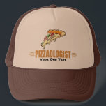 Funny Pizza Trucker Pet<br><div class="desc">PIZZAOLOGIST. Een grappige titel voor iemand die van pizza houdt! Het ontwerp is voorzien van een groot stuk pizza met kaas die eraf druppelt. Ideaal voor mensen in restaurants en pizzerias en voor mensen die gewoon van pizza houden. Zoek andere grappige design zoals deze op de Ologistische shop.</div>