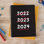 Funny Positivity Planner 2022<br><div class="desc">Grappig 2022-planner met een stijlvolle zwarte achtergrond en het humoristische gezegde "2020-klap,  2021 nog steeds onzin,  2022 gekruiste vingers".</div>