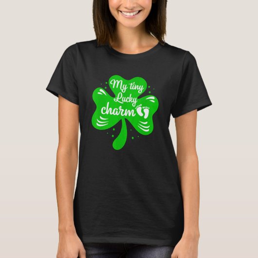 Funny Pregnancy Announcement Shamrock St Patricks T-shirt (Voorkant)