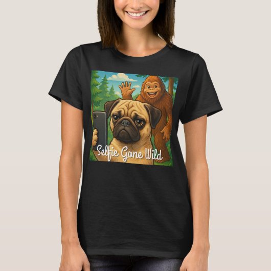 Funny Pug Bigfoot Shirt - Selfie Gone Wild (Voorkant)