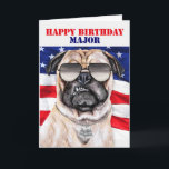 Funny Pug Dog Militaire Majoor Birthday Kaart<br><div class="desc">Heb je een majoor die jarig is? Dit is de perfecte kaart om er tenminste een snikker uit te krijgen met het grappige binnenvers en de gruwelijke doornhaai aan de voorkant,  samen met de sterren en strepen.</div>