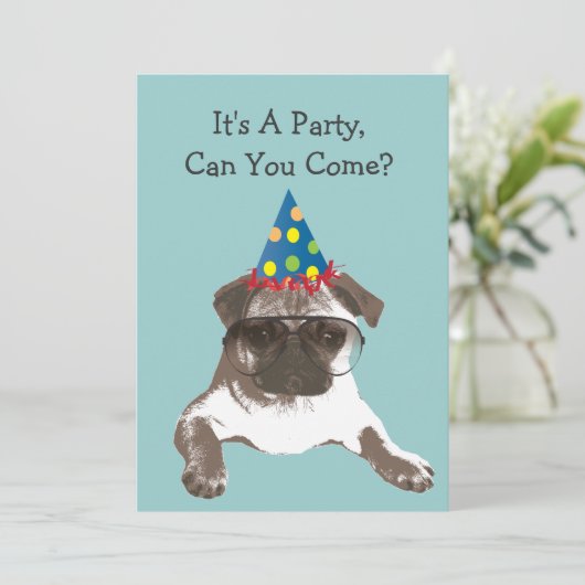 Funny Pug in Glasses Birthday Party Invitation Kaart (Staand voorkant)