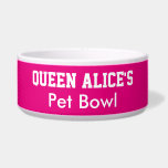 Funny Queen Dog Pink Pet Bowl PERSONALIZE NAAM Voerbakje<br><div class="desc">Fun fuchsia pink Pet Dog Bowl met de tekst, Queen Alice's Pet Bowl in witte tekst voor je thuis. PERSONEELSEL door de naam van UW dichter in te voegen. Klik OP IT AANPASSEN om uw achtergrondkleur te selecteren in het kleurenpalet. Kies voor de grootte van je fort fornuis of middelgroot...</div>