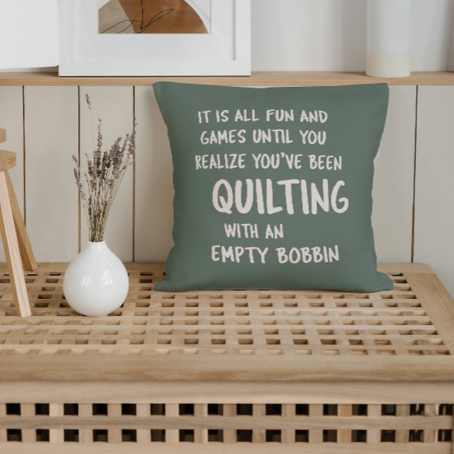 Funny Quilting Problemen Quote voor Quilters Green Kussen (Creator heeft geüpload)
