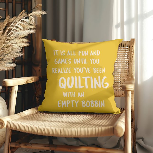 Funny Quilting Problemen Quote voor Quilters Yello Kussen (Creator heeft geüpload)