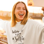 Funny Quote gelooft in je Selfie Black Script Trui<br><div class="desc">Grappig citaat gelooft in uw Selfie Black script. Grappig spel op woorden citeert Gelooft in Uw Selfie in zwarte eigenzinnige typografie en een hashtag-motief.</div>
