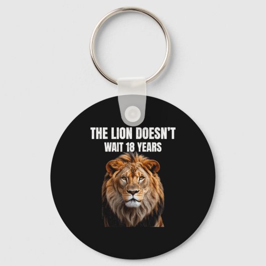 Funny Quotes The Lion Doesn't Wait 18 Years Men Sleutelhanger (Voorkant)