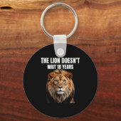 Funny Quotes The Lion Doesn't Wait 18 Years Men Sleutelhanger (Voorkant)