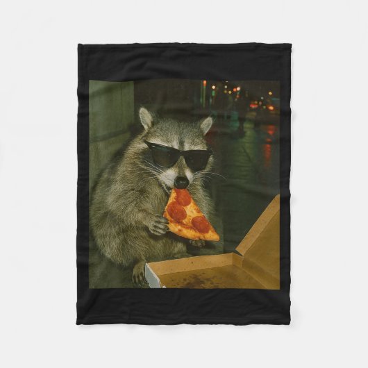Funny Raccoon Eating Zza Animal Meme  Fleece Deken (Voorkant)