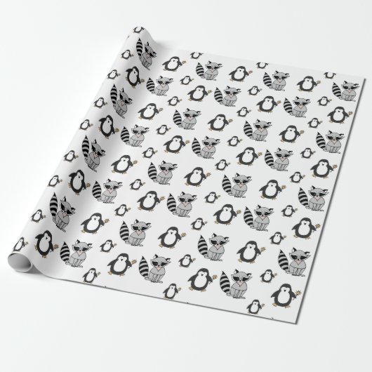 Funny Raccoon en Penguin Pattern Cadeaupapier (Uitgerold)